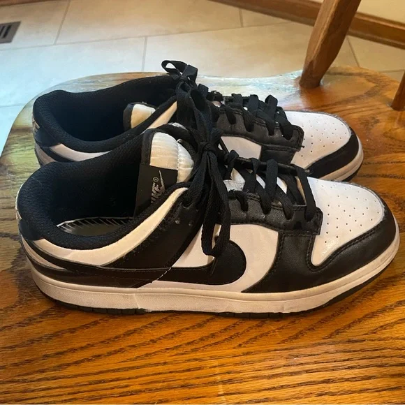 Men’s Nike Dunk Black and White Sneakers Size 8.5 - Picture 3 of 6